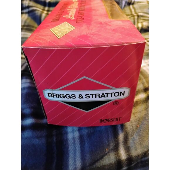 Briggs &Stratton 90thAnniversary Limited Edition Diecast Replica FLYER Basco NIB - Picture 5 of 7